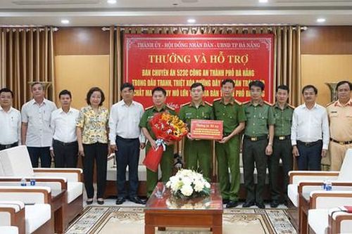 Khen thưởng vụ phá đường dây mua bán 9kg ma túy