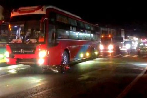 Xe giường nằm cuốn xe máy vào gầm và kéo lê, 2 người thương vong