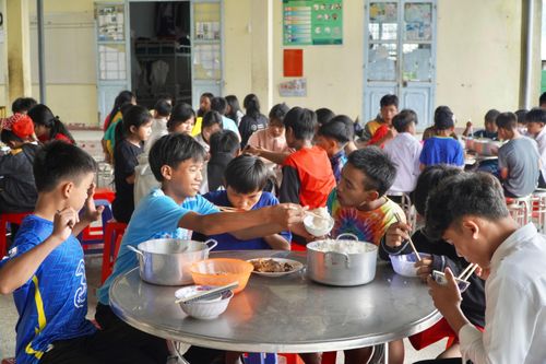 Giáo viên vùng tâm chấn động đất mong duy trì bữa ăn níu chân trò nghèo