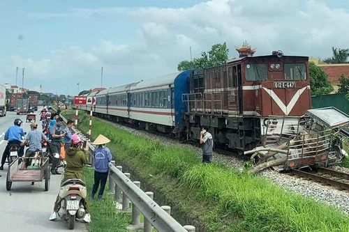 Hải Phòng: Tàu hỏa va chạm xe ba bánh tự chế, hai người thương vong