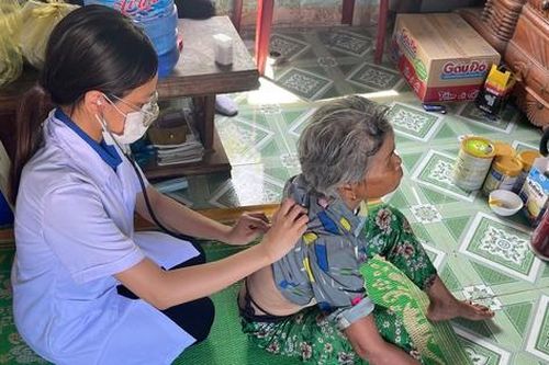Thầy thuốc trẻ đến tận nhà khám bệnh cho dân