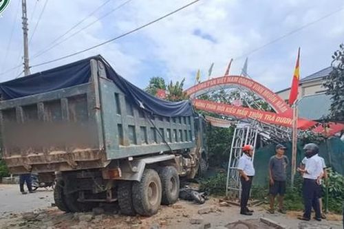 Xe tải mất lái húc đổ cổng làng, gây tai nạn khiến 2 người bị thương nặng