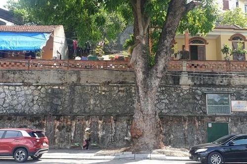 Quảng Ninh: 11 hộ dân sống thắc thỏm trên nóc di tích lịch sử