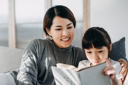Có nên cho trẻ sử dụng sách song ngữ quá sớm