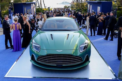 Chiếc Aston Martin DB12 đầu tiên có giá 1,6 triệu USD