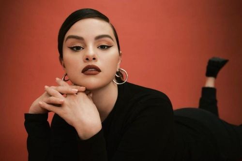 Kẹp mascara bằng nhíp như Selena Gomez