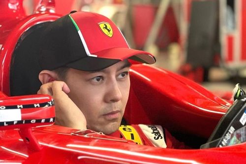 Lâm Chí Dĩnh cầm lái xe đua F1