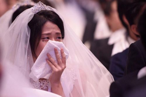 Cô gái lấy chồng, sinh con khi còn đi học gây tranh cãi