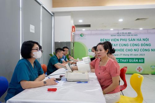 Hà Nội: Khám sức khỏe miễn phí cho 500 công nhân lao động ở Quốc Oai