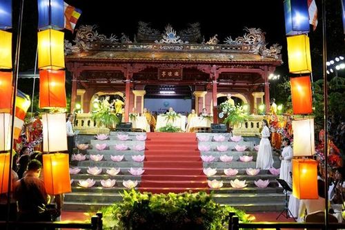 Thắp sáng 7 hoa sen mừng Phật đản trên sông Hương