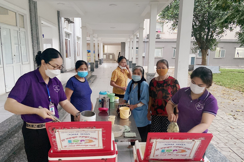 Những bát cháo nhân ái