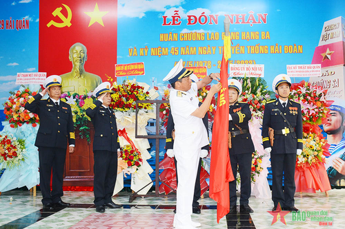 Hải đoàn 129 đón nhận Huân chương Lao động hạng Ba