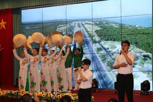Gia đình Việt tại TP. HCM đón 102 sinh viên Lào, Campuchia