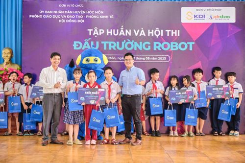 Học sinh tranh tài tại 'Đấu trường robot'