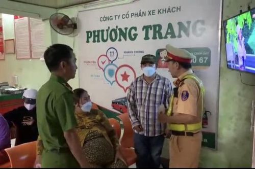 Cảnh sát giúp đỡ sản phụ bị nhà xe bỏ lại dọc quốc lộ 1