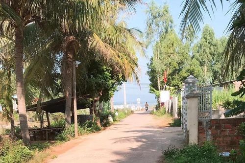 Bé gái vặn tay ga khiến xe máy lao vào tường, 3 người tử vong