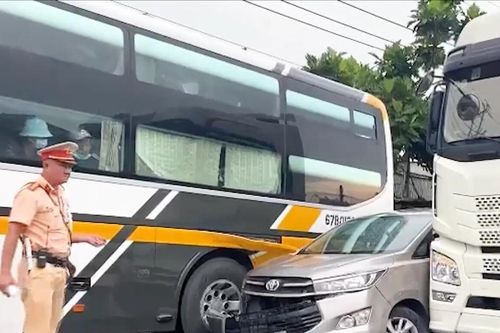 Công an Tiền Giang dùng xe khách và xe container chặn bắt ô tô chở nhóm trộm xe