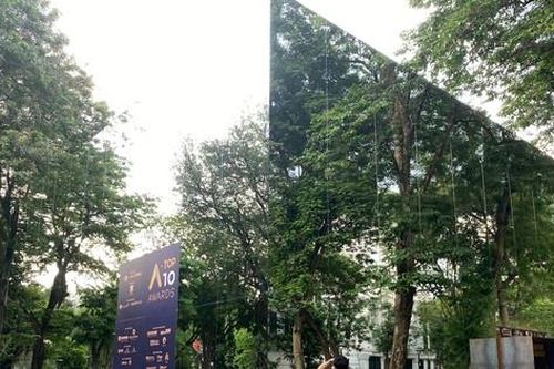 Khối gương kính 3D khổng lồ hút khách ở vườn hoa 'trăm tuổi'