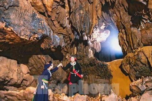 Tuyệt đẹp hang động mang tên một loài cá ở Hà Giang