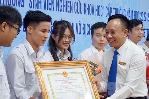 Sinh viên Đại học Hàng hải chế tạo robot vận chuyển hàng hóa