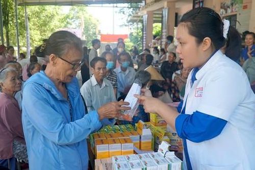 TT-Huế ra quân hành trình 'Thầy thuốc trẻ làm theo lời Bác' hướng về đồng bào vùng sâu