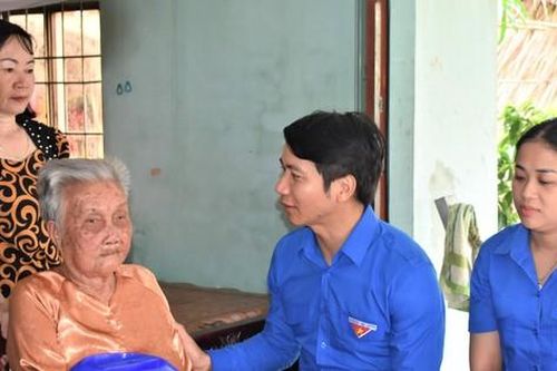 Bí thư Thường trực T.Ư Đoàn thăm Mẹ Việt Nam Anh hùng