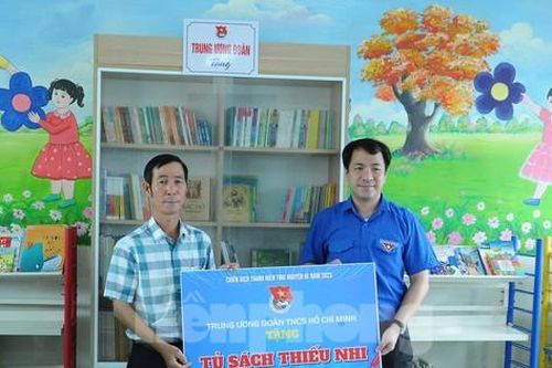 Trao nhà nhân ái, tặng tủ sách thiếu nhi tại Cà Mau