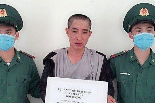 Bắt đối tượng tàng trữ trái phép chất ma túy trên đường vượt biên sang Lào