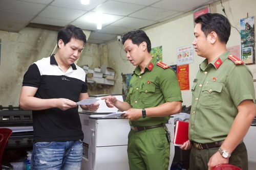 TP.HCM đồng loạt ra quân xóa quảng cáo 'bẩn'
