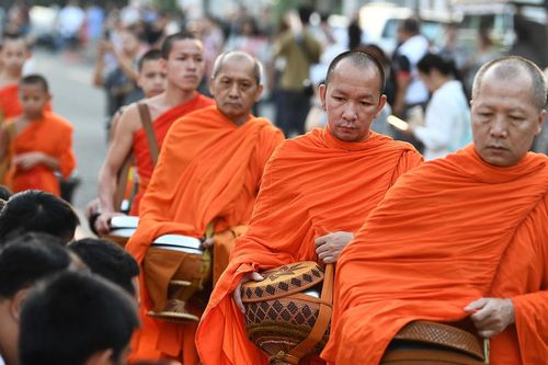 Du khách xếp hàng dâng đồ ăn cho các vị sư ở Luang Prabang