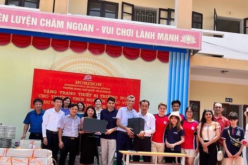 Trường quốc tế Horizon tặng thiết bị dạy học cho các trường ở Hà Tĩnh