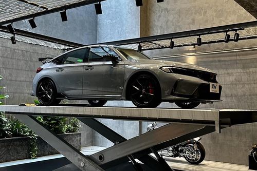 Cường Đô la mua ô tô số sàn giá 2,4 tỷ đồng bổ sung bộ sưu tập xe triệu đô