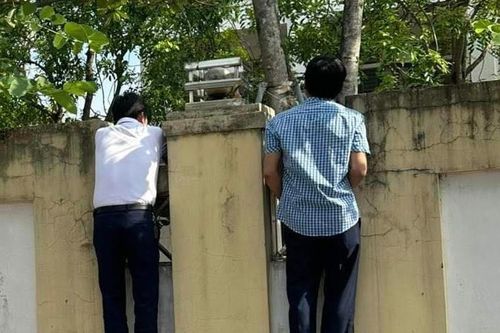 Bám hàng rào thấp thỏm chờ con thi vào trường công 'hot' nhất Hà Tĩnh