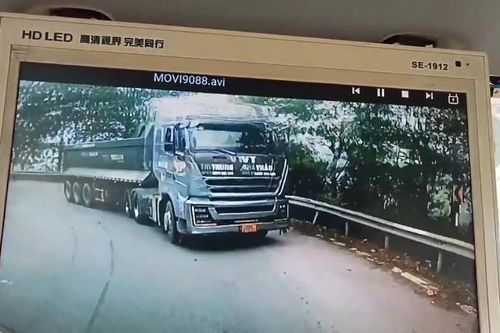 Xe tải nặng leo đèo Sa Pa ôm cua hết cả đường ngược chiều