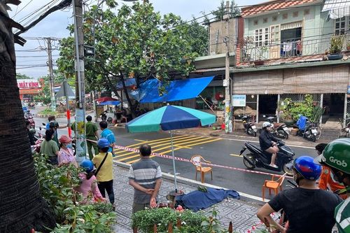 Người đàn ông đang chạy xe bất ngờ té xuống đường tử vong