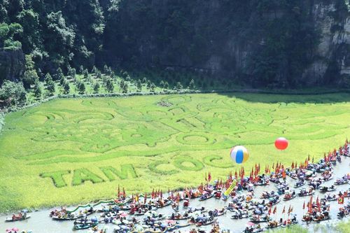 Tưng bừng khai mạc Tuần lễ du lịch 'Sắc vàng Tam Cốc-Tràng An'