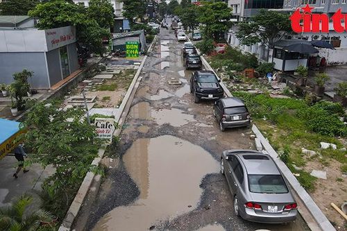 Giữa Thủ đô có con đường đầy 'ổ voi, ổ gà', thách thức mọi tay lái khi phải đi qua