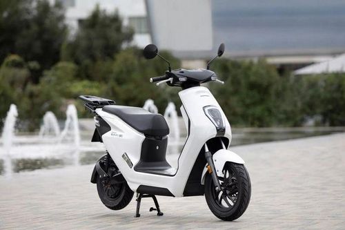 28 MPH EM1 e: Chiếc xe ga chạy điện chậm nhất, rẻ nhất của Honda
