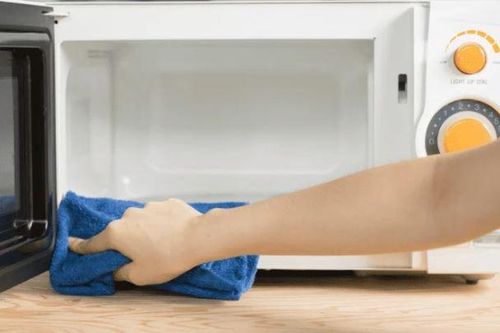 Muốn làm sạch vết dầu mỡ, vụn thức ăn trong lò vi sóng nhớ áp dụng mẹo này