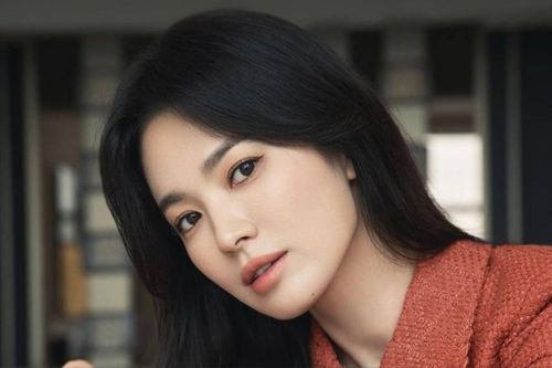 Mệt mỏi vì bị soi mói, Song Hye Kyo công khai ảnh hẹn hò, còn thoải mái để 'người ấy' ôm hôn