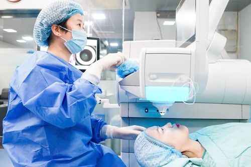 Phương pháp phẫu thuật tật khúc xạ hiện đại giúp tách lớp mô giác mạc trong 8 giây
