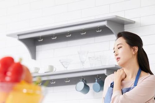 Dọn tủ lạnh nhà chị dâu, tôi nghẹn ngào khi thấy cái bánh kem đã hỏng