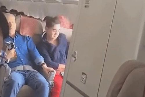 Nam hành khách mở cửa máy bay 2 phút trước khi hạ cánh vì 'muốn xuống nhanh'