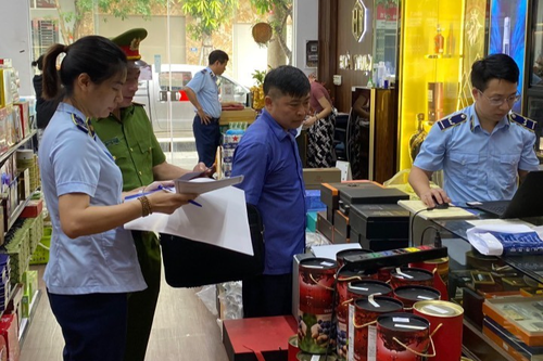 Bắc Giang: Xử phạt gần 100 triệu đồng cơ sở kinh doanh rượu, thuốc lá điếu nhập lậu
