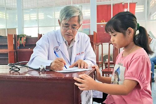 Khám, phát thuốc miễn phí 500 người dân, thiếu nhi khó khăn ở TP. Châu Đốc