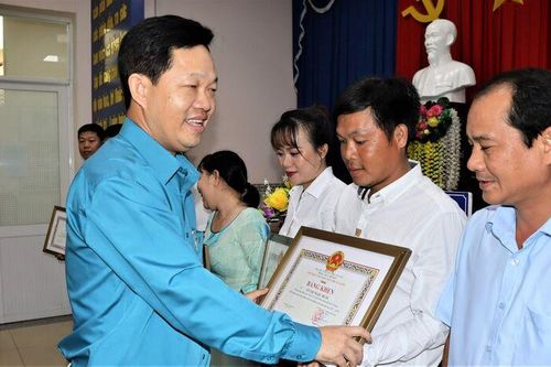 Công ty Cổ phần Môi trường đô thị An Giang đẩy mạnh phong trào mỗi người lao động làm một việc tốt theo gương của Bác