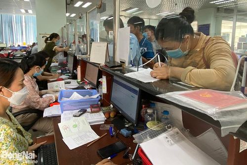 Cầm cố sổ bảo hiểm xã hội: Người lao động thiệt đủ đường