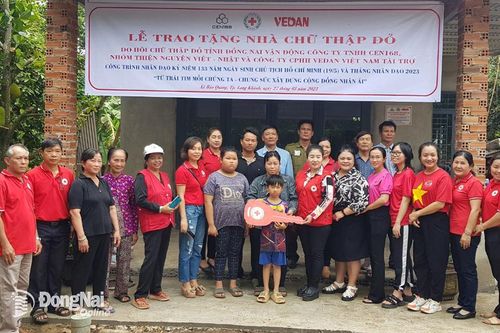 Trao 2 nhà Chữ thập đỏ cho hộ dân khó khăn