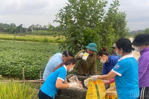 Bảo Thắng ra quân thu gom vỏ bao, gói thuốc bảo vệ thực vật