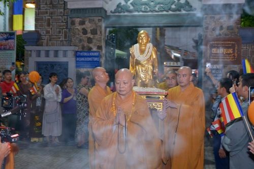 Trang nghiêm lễ rước Đức Phật đản sinh về Việt Nam Quốc Tự, cử hành nghi thức Mộc dục